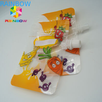 نوشیدنی های پاک شده، کیسه های پلاستیکی را برداشته، مایع پلاستیک مچ پا را با بالا و پایین بریزید