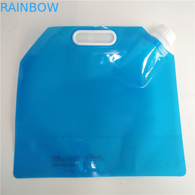 کیسه های نگهدارنده مایعات در فضای باز ، آب آشامیدنی ایستاده و کیسه چرمی با دستگیره