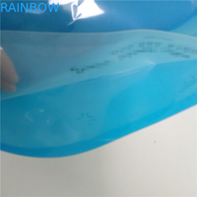 کیسه های نگهدارنده مایعات در فضای باز ، آب آشامیدنی ایستاده و کیسه چرمی با دستگیره