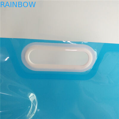 کیسه های نگهدارنده مایعات در فضای باز ، آب آشامیدنی ایستاده و کیسه چرمی با دستگیره