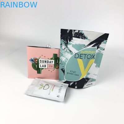 کیک چاپی دیجیتال میان وعده میان وعده تند تند گوشت گاو کیسه زیپ با پنجره ای روشن ایستاده است