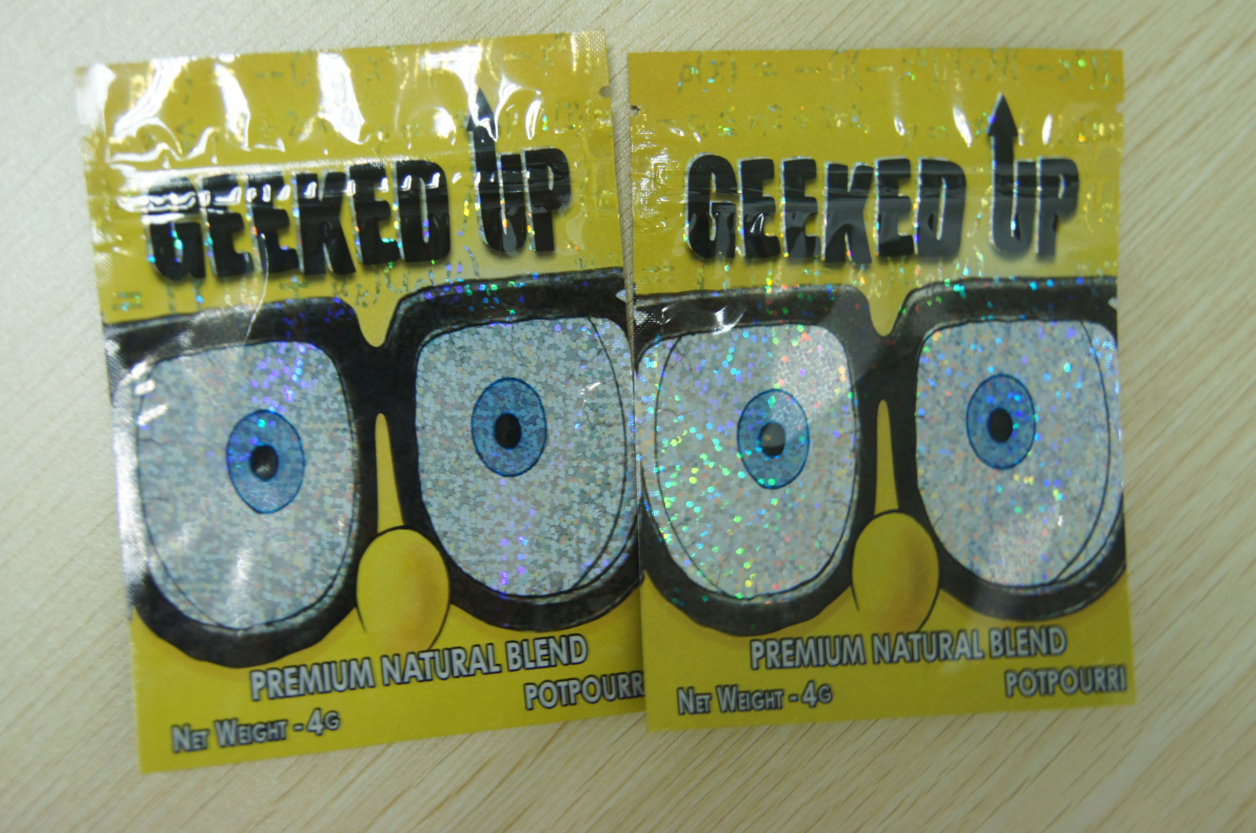 Ziplock بسته بندی لوازم آرایشی و بهداشتی گیاهی 4g پلاستیک لیزری پلاستیکی GEEKED UP زرد