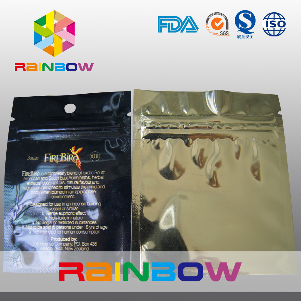 سه طرف تخت، زیپ فویل مایلر را با سوراخ آویزان مهر و موم می کردند