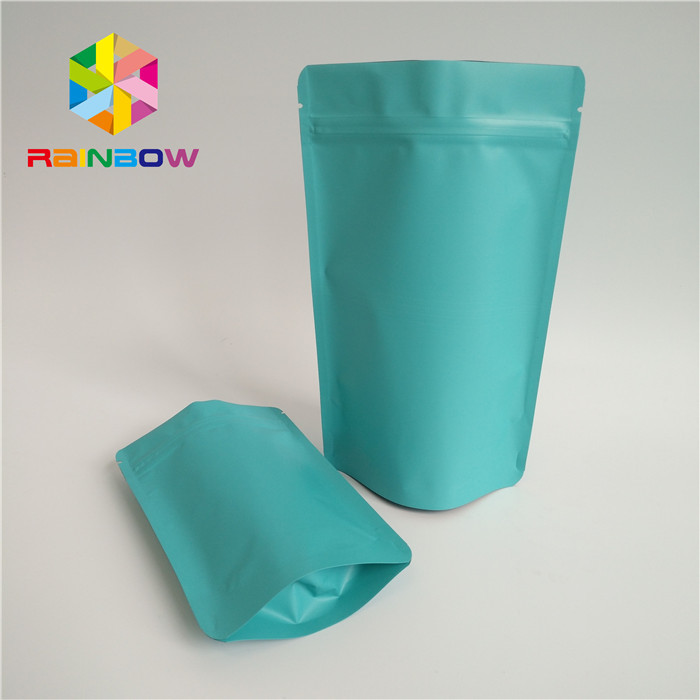 کیسه های طبیعی چای سبز بسته بندی مات روی سطح Ziplock خود ایستاده